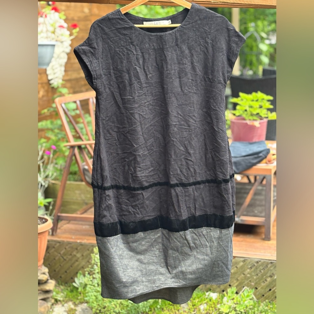 Black and Gray Sheath Midi Dress with Crew Neck, Ein dress
Post modern art dress